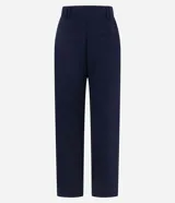 Pantalón wide de cintura baja color azul marino, confeccionado en crepé con doble traba en la cintura, cierre tradicional y frisos.