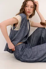 Pantalón azul de corte ancho y relajado, con cintura elástica.