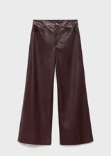 Pantalón de efecto piel con diseño recto y largo, tiro medio, cierre frontal con cremallera y botón, trabillas para cinturón y cinco bolsillos.