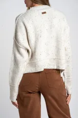 Sweater de punto con diseño jaspeado multicolor, cuello redondo y corte oversize. Presenta mangas largas con puños acanalados y un diseño de tejido acanalado vertical.