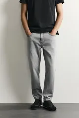 Jeans de corte slim cropped confeccionados en denim de algodón rígido con efecto lavado. Presentan tiro medio, cierre frontal con cremallera y botón, y diseño clásico de cinco bolsillos.
