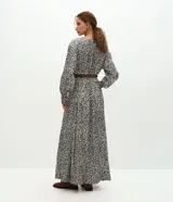 Vestido midi Marfinno en tejido satinado con estampado abstracto, escote en V, mangas largas y falda fluida. Incluye cinturón para marcar la cintura.