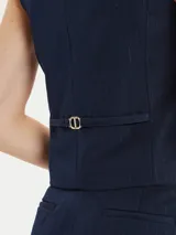 Chaleco azul marino con rayas diplomáticas verticales, cuello en V y cierre frontal con botones.