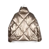 Campera puffer color bronce con cuello alto, cierre frontal negro, bolsillos laterales y elástico interno en la cintura.