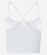 Top deportivo blanco Get Over con copa, sin costuras y diseño texturizado con detalles en diagonal. Cuenta con escote redondo y breteles finos ajustables.