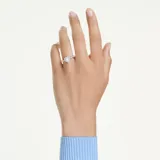 Anillo de la colección Una de Swarovski, bañado en rodio, con un motivo central en forma de corazón adornado con una brillante zirconia central y cristales en pavé a lo largo de la banda.