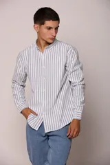 Camisa de manga larga con estampado de rayas verticales, cuello abotonado y cierre frontal con botones.