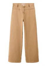 Pantalón tipo jeans de corte wide leg y tiro medio, confeccionado en denim de algodón color tostado. Presenta diseño de cinco bolsillos, cierre frontal con botón y cremallera, y costuras reforzadas.