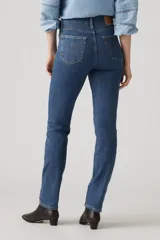 Jeans Levi's 724 Hi Rise Straight Way Back, de tiro alto y corte recto, color azul denim.