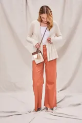 Cardigan color salmón de algodón y elastano, con solapa y lazo ajustable en la cintura.