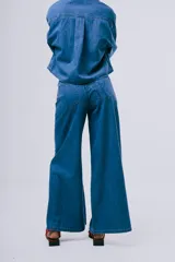 Pantalón wideleg de denim azul oscuro, de tiro alto y corte amplio con bolsillos laterales y cinturón incorporado.
