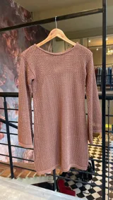 Vestido corto de tejido calado color rosa viejo, con mangas largas y cuello redondo. Incluye un forro desmontable tipo slip dress.