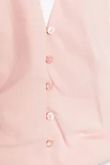 Top negro con cuello halter, escote pico y espalda descubierta. Presenta detalle de frunces laterales y cierre frontal con botones.