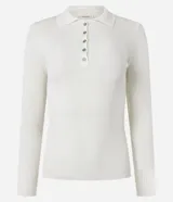 Suéter tipo blusa de punto color blanco, con cuello polo, mangas largas y cierre frontal con botones.