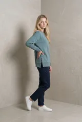 Sweater de calce relajado y cuello redondo, con mangas largas y aberturas laterales funcionales con botones.