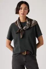Remera de algodón con efecto lavado, cuello redondo y mangas cortas, de corte relajado.