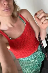 Top tejido de punto color rojo, con escote cuadrado, tirantes anchos y diseño corto estilo musculosa.