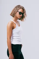 Top Tali de diseño ajustado al cuerpo, confeccionado en tejido acanalado de color negro, con escote redondo y tirantes anchos.