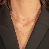 Collar de cadena fina tipo veneciana con dije de punto de luz circular, elaborado en plata 925 con baño de oro y engastado con una circonia central.