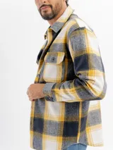 Sobrecamisa de franela con estampado de cuadros en tonos beige y marrón, con cierre frontal de botones y capucha integrada de color beige.