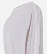 Conjunto de pijama compuesto por blusa de manga larga con cuello redondo y pantalón largo de corte regular. Confeccionado en plush suave, presenta detalles de encaje aplicados en los laterales de las mangas y de las piernas. El pantalón cuenta con cintura elástica para mayor comodidad.