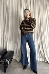 Jeans de corte wideleg con tiro alto, confeccionados en denim azul clásico. Presentan un diseño de pierna ancha y recta, con cierre de botón y cremallera, y presillas para cinturón.