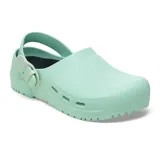 Zueco de diseño ergonómico en color verde menta, fabricado en poliuretano resistente. Cuenta con una tira trasera ajustable con hebilla y suela con relieve antideslizante.