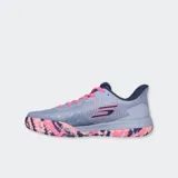Championes Skechers Viper Court Pro 2.0 de color amarillo claro con detalles en lila y suela estampada multicolor. Diseñados para rendimiento deportivo, con tecnología de malla transpirable, soporte Arch Fit y suela Goodyear.