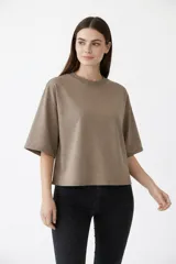 Remera de algodón color blanco, de corte holgado y diseño minimalista con cuello redondo y mangas cortas amplias.
