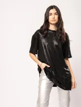 Remera blanca oversized de tela elastizada con tajos laterales y escote redondo.