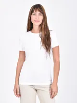 Remera básica de manga corta, cuello redondo y calce ajustado al cuerpo.
