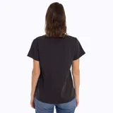 Remera de algodón reciclado color negro, con cuello redondo, mangas cortas y un bolsillo abierto en el pecho.