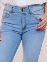 Jean elastizado de tiro alto y pierna semi-oxford, color azul, con diseño clásico de cinco bolsillos y dobladillo en el ruedo. Incluye un cinturón trenzado de cuerina marrón con hebilla metálica dorada.