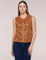 Blusa sin mangas de suede color marrón, con diseño artesanal de calados láser florales tipo broderie, galones de encaje vertical a tono, escote redondo y cierre frontal con botones rústicos.