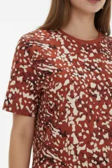 Remera de manga corta con cuello redondo a la base, confeccionada en algodón con diseño estampado de efecto abstracto.