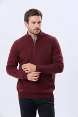 Buzo tejido de lana con cuello alto y medio cierre metálico frontal. Presenta puños y ruedo acanalados, con logo bordado en el pecho.