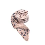 Pashmina de viscosa liviana con estampado floral multicolor y terminación de pompones decorativos en las puntas.