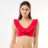Top de bikini de microfibra suave, color rojo, con escote en V y volantes anchos alrededor del escote y los hombros.