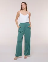 Pantalón wide leg plisado color verde, de tiro alto con pretina ancha elastizada y bolsillos laterales.