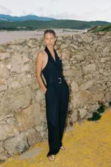 Sandalias planas doradas tipo cangrejeras con tiras finas entrecruzadas y cierre con hebilla ajustable en el tobillo.