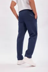 Pantalón deportivo de corte recto en color azul marino, con cintura elástica y cordón ajustable. Cuenta con bolsillos laterales.