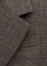 Blazer cruzado de estilo sastre en tejido mezcla de lino con diseño jaspeado marrón, cuello de pico con solapas de muesca, cierre delantero de un botón y bolsillos laterales con solapa.