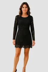 Vestido corto de encaje negro con mangas largas y escote redondo.