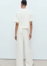 Camiseta de cuello redondo y manga corta con diseño recto y corte holgado.