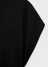 Vestido midi negro de diseño entallado, con cuello asimétrico y detalle de drapeado en la cintura. Presenta un corte sin mangas y una silueta ajustada al cuerpo.