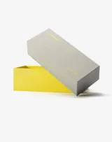 Gafas de sol Hawkers unisex, modelo Uptown, con montura cuadrada color marrón y lentes marrones. Patillas con estampado carey.