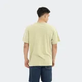 Remera verde oliva de corte oversize, con bolsillo en el pecho y logo de la marca.