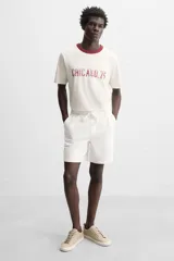 Zapatilla de cordones color beige, con parte superior lisa, horma redonda, forro interior a contraste y suela con ligera textura.