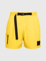 Short de baño amarillo de largo medio, con cintura elástica, cordón ajustable y hebilla con logo. Incluye bolsillos laterales y bolsillo trasero con cremallera.