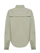 Blusa de manga larga RKF modelo Coop, color gris, confeccionada en mezcla de algodón orgánico, nylon y spandex. Cuenta con cuello camisero, cierre frontal con botones y dos bolsillos delanteros con solapa. Incluye tecnología de protección solar UPF 50+.